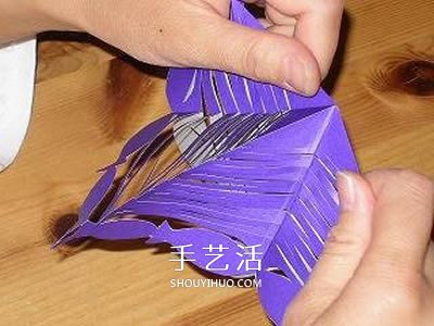【剪纸教程】剪纸花朵挂饰的步骤图，立体剪纸花挂饰的做法-正解网