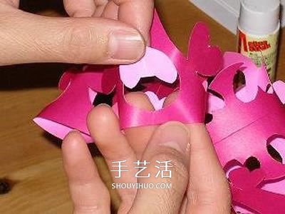 【剪纸教程】剪纸花朵挂饰的步骤图-正解网