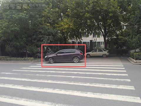 【机动车驾驶员考试】科目一：（判断题）图中深色车辆在该地点临时停车是可以的。